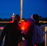 Un groupe de personnes avec des lanternes Illumine la nuit prenant une photo