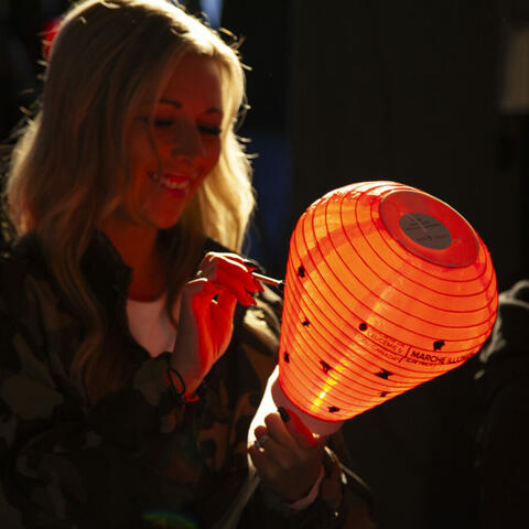 Femme souriante en décorant sa lanterne rouge