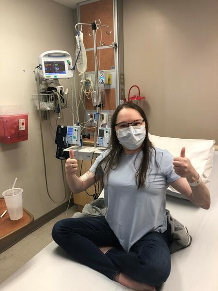 Picture of Amanda in Hospital with thumbs up 